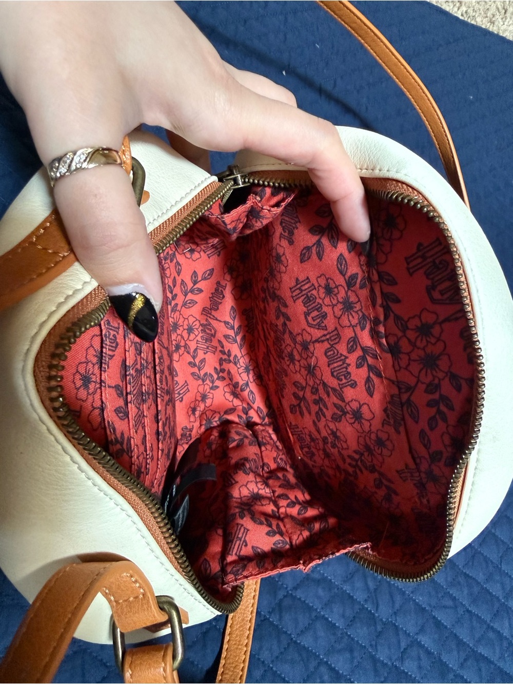 Loungefly Hedwig Round Crossbody - Picture 4 of 4